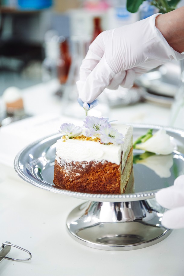 [모타] 케이크 스탠드 24는 고급스러운 외관과 엣지 디테일이 돋보이는 케이크 스탠드입니다. 스테인리스스틸 소재로 제작되어 내구성이 뛰어나며, 디저트 테이블이나 케이크 디스플레이 용도로 활용할 수 있습니다. 다용도로 활용 가능하여 테이블웨어와 함께 세련된 연출을 돕습니다. 다양한 디저트를 돋보이게 해주는 실용적인 아이템입니다.
