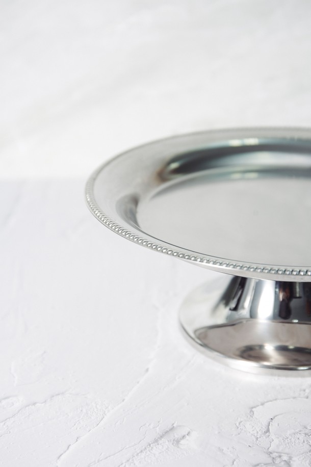 [모타] 케이크 스탠드 24는 고급스러운 외관과 엣지 디테일이 돋보이는 케이크 스탠드입니다. 스테인리스스틸 소재로 제작되어 내구성이 뛰어나며, 디저트 테이블이나 케이크 디스플레이 용도로 활용할 수 있습니다. 다용도로 활용 가능하여 테이블웨어와 함께 세련된 연출을 돕습니다. 다양한 디저트를 돋보이게 해주는 실용적인 아이템입니다.
