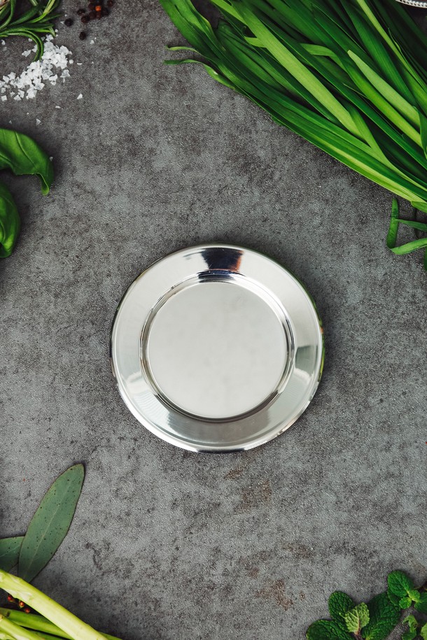 [모타] 모던 원형 코스터11은 심플하고 모던한 디자인의 스테인리스 스틸 코스터입니다. 실버 컬러의 무지 패턴으로, 어떤 컵이나 소품에도 잘 어울립니다. 컵받침, 와인병받침, 앞접시, 소품받침 등 다목적으로 활용 가능하며, 컵 흔적 방지 기능으로 실용성을 더했습니다. 위생적이고 내구성이 뛰어나 오랫동안 사용할 수 있으며, 테이블웨어 액세서리로 고급스러운 분위기를 연출합니다.
