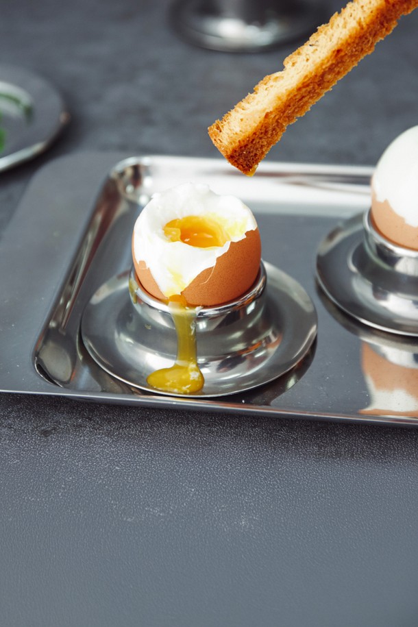 [모타] 모던 에그컵 / 에그스탠드는 고급 스테인리스 스틸 소재로 제작되어 내구성이 뛰어나고 관리가 용이합니다. 미니멀하고 모던한 디자인으로 어떤 식기에도 잘 어울리며, 식사용 또는 장식용으로 활용 가능합니다. 계란 받침뿐만 아니라 소스 홀더, 코스터 등으로 다용도로 사용할 수 있어 실용적입니다. 매끄러운 스테인리스 스틸 마감과 45mm의 아담한 사이즈로 세련된 식탁 연출을 돕습니다. 일상에서의 사용은 물론, 특별한 날의 식사에도 잘 어울리는 [모타] 모던 에그컵 / 에그스탠드입니다.
