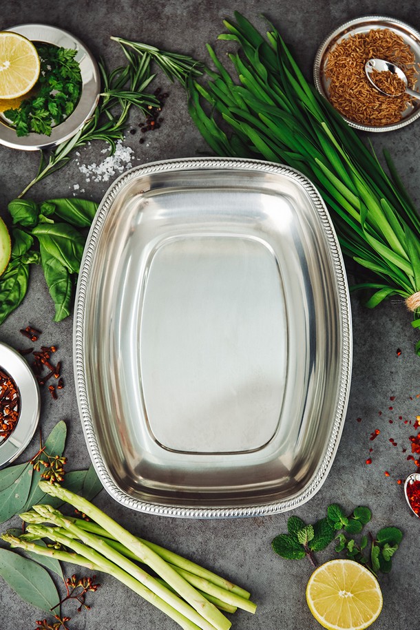 [모타] 산마르코 사각 바스켓 27은 스테인리스 스틸 (INOX 18/10) 소재로 제작되어 내구성과 위생성을 갖춘 제품입니다. 270mm 크기의 사각형 디자인은 광택 마감과 세련된 스타일을 더해 우아한 분위기를 연출합니다. 과일, 빵, 샐러드 등을 담거나, 일상용품 보관 및 테이블 데코레이션 용도로 활용 가능합니다. 18% 크롬과 10% 니켈을 함유했으며, 유리 또는 도자기와의 매칭이 용이합니다. 제조 과정상 미세한 스크래치가 있을 수 있습니다.
