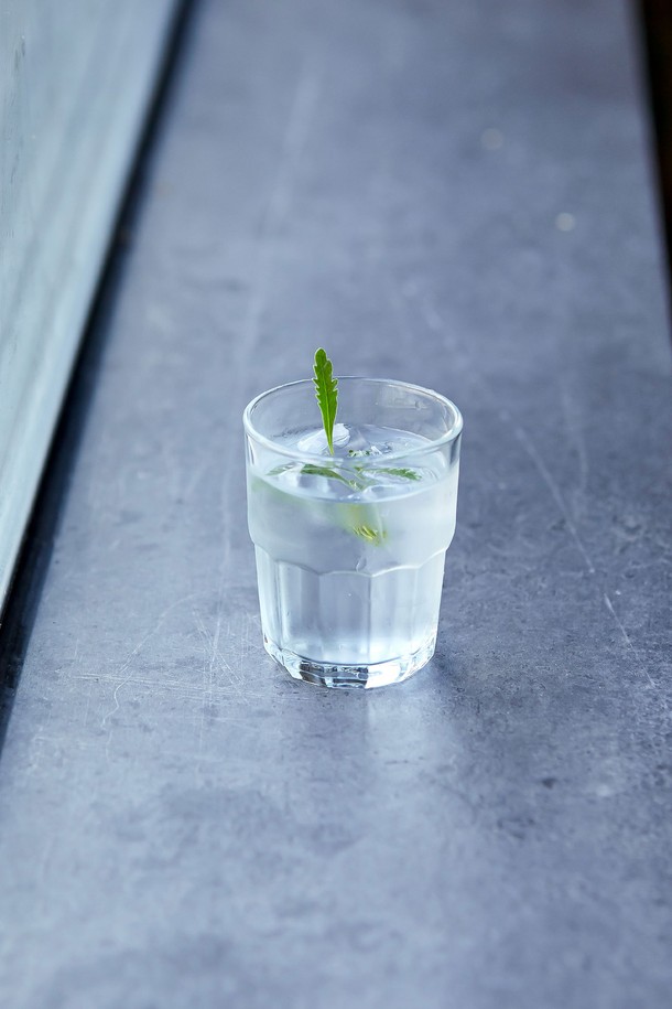 [비크릴라] 스태커블 강화유리컵 NERVION 200ml는 일상에서 음료를 즐기기 좋은 유리컵입니다. 강화유리 소재로 제작되어 일반 유리보다 5배 강하며, 135도의 온도차를 견딜 수 있어 전자레인지와 식기세척기 사용이 가능합니다. 세련된 바디라인과 컴팩트한 사이즈, 스태커블 디자인으로 공간 활용도를 높였으며, 200ml 용량으로 물컵 등 다양한 용도로 활용할 수 있습니다.
