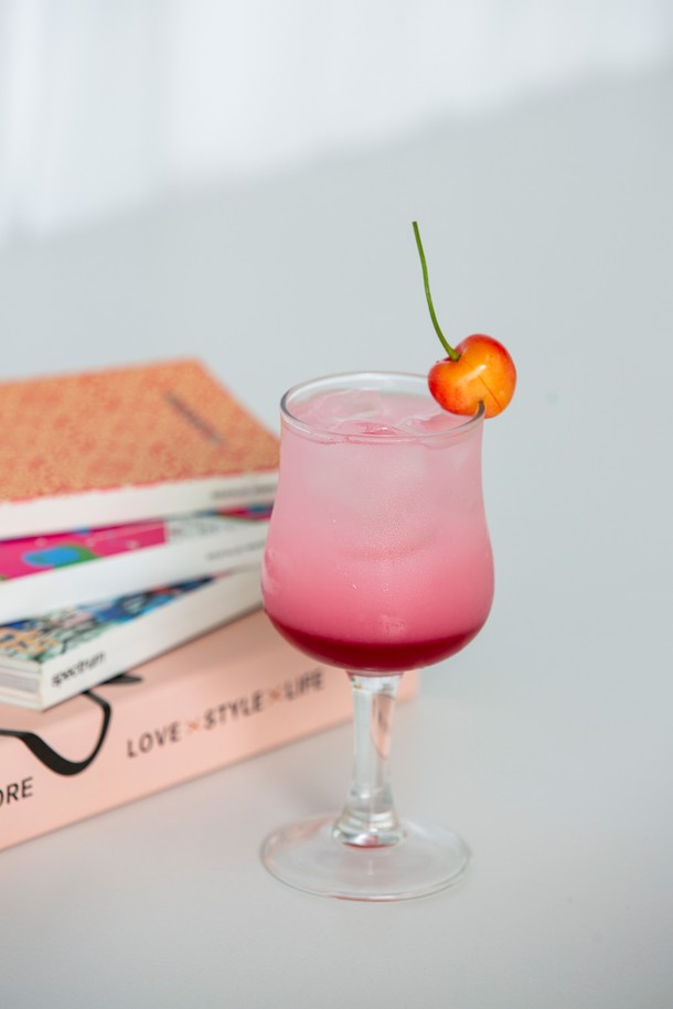 [비크릴라] 강화유리 와인잔 브레발 160ml는 와인, 위스키, 음료 등을 즐기기에 적합한 160ml 용량의 투명 와인잔입니다. 일반 유리보다 5배 강화된 강화유리 소재로 제작되어 내구성이 뛰어나며, 135℃ 온도차를 견디는 내열성을 갖춰 전자레인지와 식기세척기에서도 안심하고 사용할 수 있습니다. 하이볼 디자인과 곡선형 디자인으로 세련된 멋을 더하며, 경량화된 설계로 사용 편의성을 높였습니다.