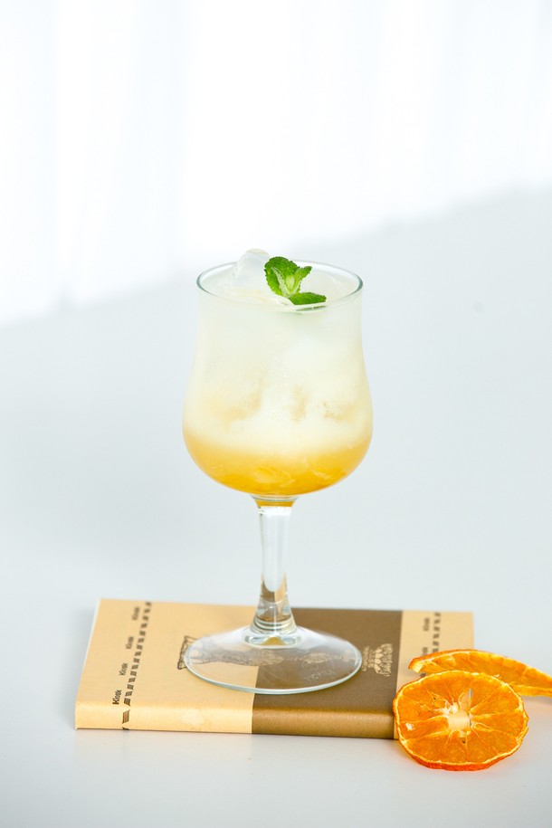 [비크릴라] 강화유리 와인잔 BREVAL 230ml는 일반 유리보다 5배 강화된 강화유리로 제작되어 내구성이 뛰어나며, 135도의 온도차를 견디는 내열성을 갖췄습니다. 곡선형 바디와 하단부 넓은 디자인, 고블렛 스타일로 와인, 위스키, 온음료, 냉음료 등 다양한 음료를 즐기기에 적합합니다. 전자레인지, 식기세척기 사용 및 적층 보관이 가능하며, 파손 시 작은 조각으로 분리되어 안전합니다.
