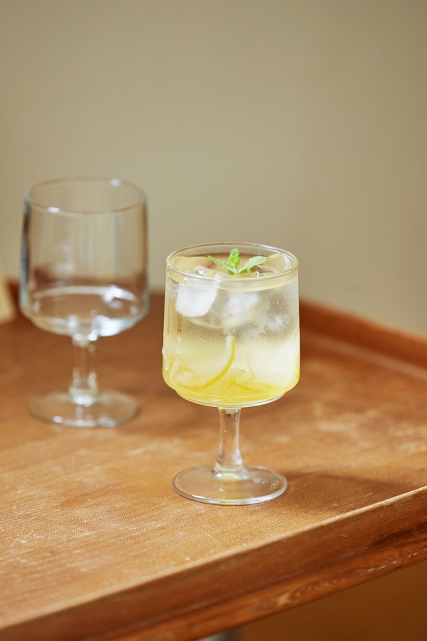 [비크릴라] 강화유리 고블렛잔 ROCA 200ml는 음료, 주류, 카페, 일상에서 다용도로 사용할 수 있는 심플한 디자인의 투명 고블렛잔입니다. 강화유리 소재로 제작되어 일반 유리보다 5배 강한 내구성을 자랑하며, 스태킹이 가능하여 공간 활용도가 뛰어납니다. 림 부분의 줄곡, 기포 및 주름 현상, 내부 바닥의 기울기 등, 제품 특이사항이 있을 수 있습니다. 200ml 용량으로, 심플한 스타일을 선호하는 분들께 적합한 제품입니다.
