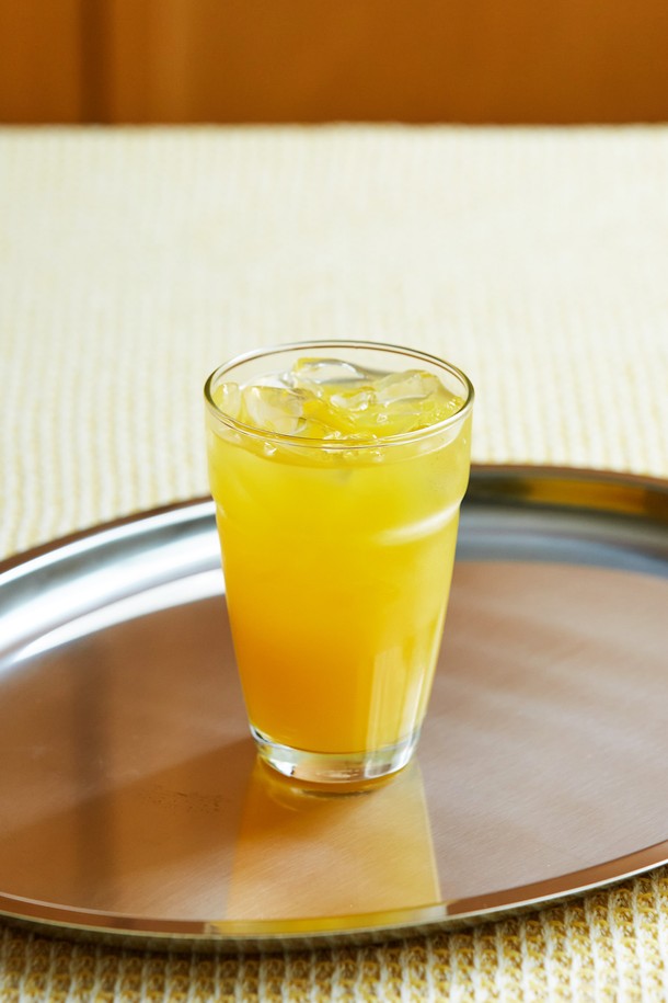 [비크릴라] 스태커블 강화유리컵 EVORA (에보라) 270ml는 270ml 용량의 강화유리컵입니다. 스태커블 디자인으로 겹쳐 쌓아 보관이 용이하며, 국제표준 용량으로 실용성을 더했습니다. 전문 소독 처리를 거쳤으며, 급격한 온도 변화에 주의하여 사용해야 합니다. 제품 생산 과정에서 림 부분의 줄곡/돌출, 내/외부 기포 및 주름, 스크래치, 내부 바닥 기울기 등과 같은 현상이 발생할 수 있습니다. 새 제품의 뿌연 현상은 소독 과정에서 발생하는 정상적인 현상입니다.
