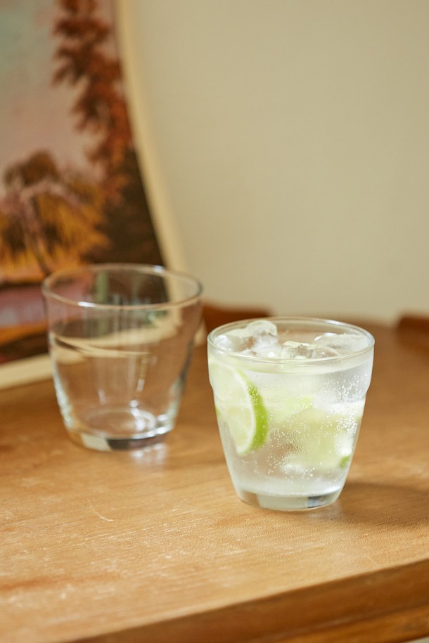 [비크릴라] EVORA (에보라) 230ml 스태커블 강화유리컵은 심플하고 베이직한 디자인으로 제작되어 일상생활에서 음료를 즐기기에 적합합니다. 튼튼한 강화유리 소재로 제작되어 내구성이 뛰어나며, 깨끗하고 투명한 외관을 자랑합니다. 230ml 용량으로 사용하기 편리하며, 적층 가능하여 공간 효율성을 높였습니다. 비크릴라 EVORA (에보라) 유리컵은 실용적이면서도 미니멀한 스타일을 추구하는 분들께 좋은 선택입니다.
