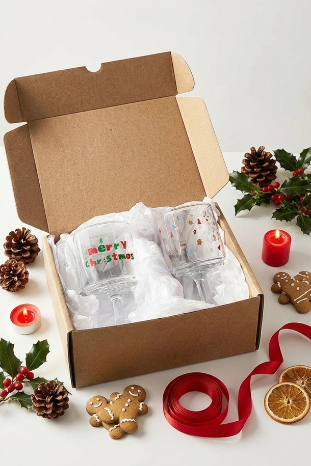 비크릴라(Bikrella) 크리스마스 고블렛 2P 세트는 홈파티나 음료를 즐기기에 적합한 200ml 용량의 와인잔/고블렛입니다. 크리스마스 캐릭터 패턴 무늬가 돋보이며, 유리 소재로 제작되었습니다. 림 부분의 줄곡이나 돌출, 기포 현상, 내부 바닥 기울기가 있을 수 있으며, 국제 표준 용량 및 규격 인증을 받았습니다. 와인, 맥주, 음료 등 다양한 음료를 담아 사용할 수 있으며, 본박스와 에어캡으로 포장되어 있습니다. 공장 소독 과정으로 인한 뿌연 현상이나 용량 편차가 있을 수 있습니다.
