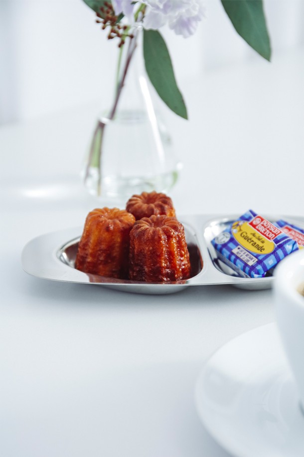 **[모타] 더블 스몰 디쉬**는 위생적이고 내구성이 뛰어난 스테인리스스틸 소재의 실버 색상 디쉬입니다. 2단 분할, 광택 마감, 심플한 디자인의 직사각형 형태로, 올리브, 견과류, 버터, 잼, 스낵 등을 고급스럽게 서빙할 수 있습니다. 분리 수납 및 코스터 활용이 가능하여 실용성을 더한 스몰 사이즈 디쉬입니다.
