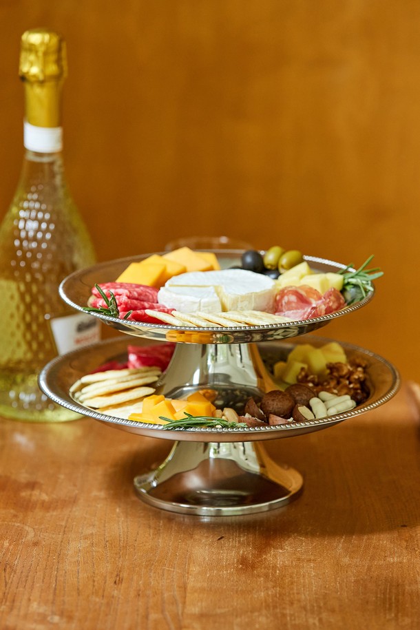 [모타] 케이크 스탠드 24는 고급스러운 외관과 엣지 디테일이 돋보이는 케이크 스탠드입니다. 스테인리스스틸 소재로 제작되어 내구성이 뛰어나며, 디저트 테이블이나 케이크 디스플레이 용도로 활용할 수 있습니다. 다용도로 활용 가능하여 테이블웨어와 함께 세련된 연출을 돕습니다. 다양한 디저트를 돋보이게 해주는 실용적인 아이템입니다.
