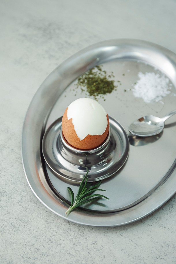 [모타] 모던 에그컵 / 에그스탠드는 고급 스테인리스 스틸 소재로 제작되어 내구성이 뛰어나고 관리가 용이합니다. 미니멀하고 모던한 디자인으로 어떤 식기에도 잘 어울리며, 식사용 또는 장식용으로 활용 가능합니다. 계란 받침뿐만 아니라 소스 홀더, 코스터 등으로 다용도로 사용할 수 있어 실용적입니다. 매끄러운 스테인리스 스틸 마감과 45mm의 아담한 사이즈로 세련된 식탁 연출을 돕습니다. 일상에서의 사용은 물론, 특별한 날의 식사에도 잘 어울리는 [모타] 모던 에그컵 / 에그스탠드입니다.
