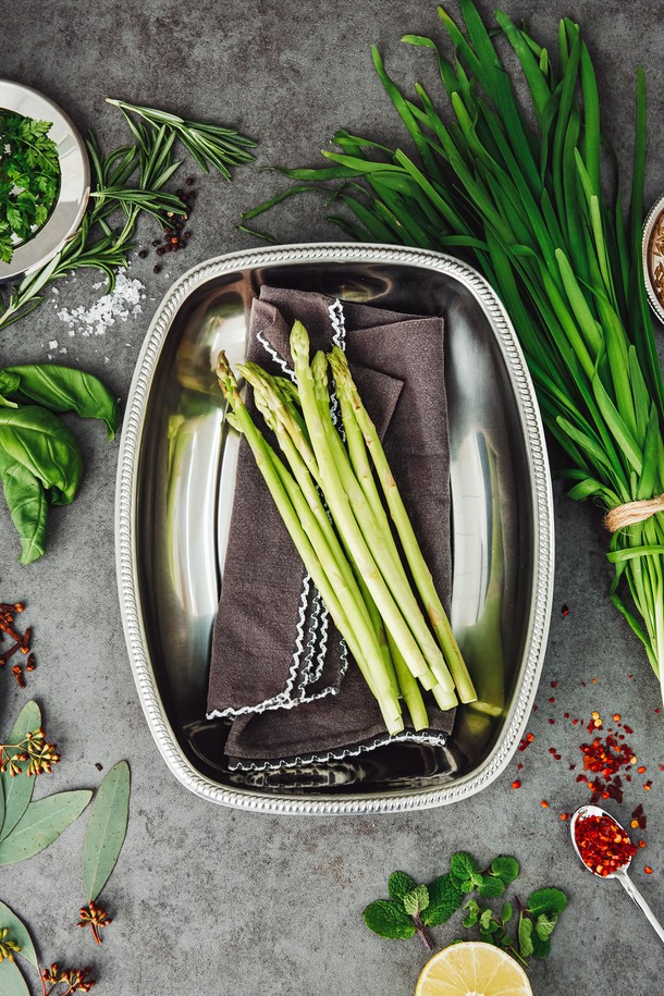 [모타] 산마르코 사각 바스켓 27은 스테인리스 스틸 (INOX 18/10) 소재로 제작되어 내구성과 위생성을 갖춘 제품입니다. 270mm 크기의 사각형 디자인은 광택 마감과 세련된 스타일을 더해 우아한 분위기를 연출합니다. 과일, 빵, 샐러드 등을 담거나, 일상용품 보관 및 테이블 데코레이션 용도로 활용 가능합니다. 18% 크롬과 10% 니켈을 함유했으며, 유리 또는 도자기와의 매칭이 용이합니다. 제조 과정상 미세한 스크래치가 있을 수 있습니다.
