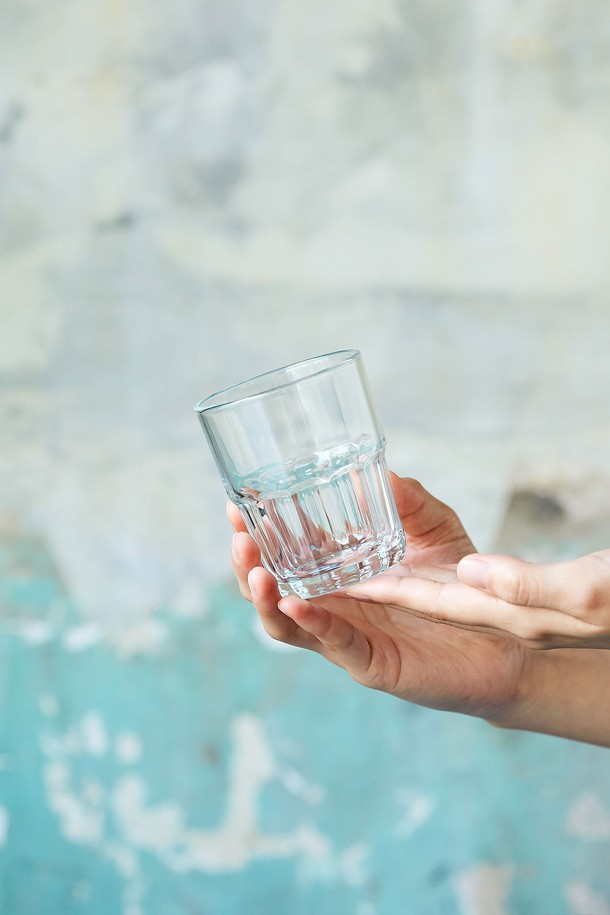 [비크릴라] 스태커블 강화유리컵 NERVION 200ml는 일상에서 음료를 즐기기 좋은 유리컵입니다. 강화유리 소재로 제작되어 일반 유리보다 5배 강하며, 135도의 온도차를 견딜 수 있어 전자레인지와 식기세척기 사용이 가능합니다. 세련된 바디라인과 컴팩트한 사이즈, 스태커블 디자인으로 공간 활용도를 높였으며, 200ml 용량으로 물컵 등 다양한 용도로 활용할 수 있습니다.
