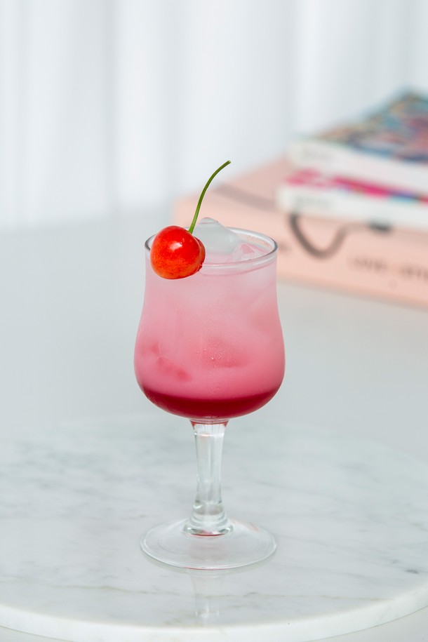 [비크릴라] 강화유리 와인잔 브레발 160ml는 와인, 위스키, 음료 등을 즐기기에 적합한 160ml 용량의 투명 와인잔입니다. 일반 유리보다 5배 강화된 강화유리 소재로 제작되어 내구성이 뛰어나며, 135℃ 온도차를 견디는 내열성을 갖춰 전자레인지와 식기세척기에서도 안심하고 사용할 수 있습니다. 하이볼 디자인과 곡선형 디자인으로 세련된 멋을 더하며, 경량화된 설계로 사용 편의성을 높였습니다.