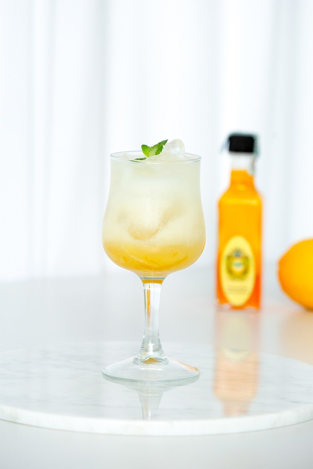 [비크릴라] 강화유리 와인잔 BREVAL 230ml는 일반 유리보다 5배 강화된 강화유리로 제작되어 내구성이 뛰어나며, 135도의 온도차를 견디는 내열성을 갖췄습니다. 곡선형 바디와 하단부 넓은 디자인, 고블렛 스타일로 와인, 위스키, 온음료, 냉음료 등 다양한 음료를 즐기기에 적합합니다. 전자레인지, 식기세척기 사용 및 적층 보관이 가능하며, 파손 시 작은 조각으로 분리되어 안전합니다.
