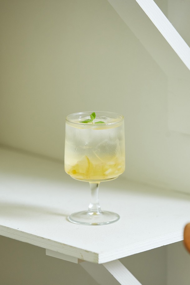 [비크릴라] 강화유리 고블렛잔 ROCA 200ml는 음료, 주류, 카페, 일상에서 다용도로 사용할 수 있는 심플한 디자인의 투명 고블렛잔입니다. 강화유리 소재로 제작되어 일반 유리보다 5배 강한 내구성을 자랑하며, 스태킹이 가능하여 공간 활용도가 뛰어납니다. 림 부분의 줄곡, 기포 및 주름 현상, 내부 바닥의 기울기 등, 제품 특이사항이 있을 수 있습니다. 200ml 용량으로, 심플한 스타일을 선호하는 분들께 적합한 제품입니다.
