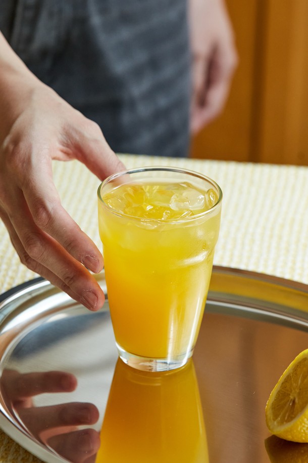 [비크릴라] 스태커블 강화유리컵 EVORA (에보라) 270ml는 270ml 용량의 강화유리컵입니다. 스태커블 디자인으로 겹쳐 쌓아 보관이 용이하며, 국제표준 용량으로 실용성을 더했습니다. 전문 소독 처리를 거쳤으며, 급격한 온도 변화에 주의하여 사용해야 합니다. 제품 생산 과정에서 림 부분의 줄곡/돌출, 내/외부 기포 및 주름, 스크래치, 내부 바닥 기울기 등과 같은 현상이 발생할 수 있습니다. 새 제품의 뿌연 현상은 소독 과정에서 발생하는 정상적인 현상입니다.
