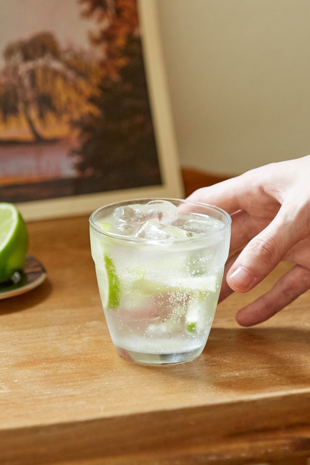 [비크릴라] EVORA (에보라) 230ml 스태커블 강화유리컵은 심플하고 베이직한 디자인으로 제작되어 일상생활에서 음료를 즐기기에 적합합니다. 튼튼한 강화유리 소재로 제작되어 내구성이 뛰어나며, 깨끗하고 투명한 외관을 자랑합니다. 230ml 용량으로 사용하기 편리하며, 적층 가능하여 공간 효율성을 높였습니다. 비크릴라 EVORA (에보라) 유리컵은 실용적이면서도 미니멀한 스타일을 추구하는 분들께 좋은 선택입니다.
