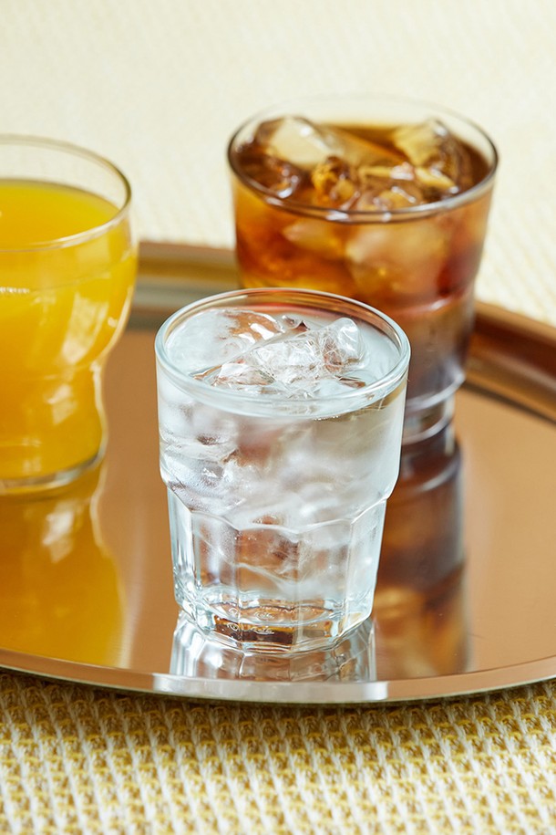 비크릴라 데일리 강화유리컵 3종 선물세트는 음료를 즐기기에 좋은 데일리 유리컵 세트입니다. 투명한 디자인으로 내용물을 시각적으로 확인할 수 있으며, 강화유리 소재로 제작되어 내구성과 내열성이 뛰어납니다. 실용적인 구성으로 일상생활에서 편리하게 사용할 수 있으며, 선물용으로도 좋습니다. 3종 세트로 구성되어 다양한 음료를 즐기기에 적합합니다. 데일리 사용에 적합한 실용적인 유리컵 세트를 만나보세요.
