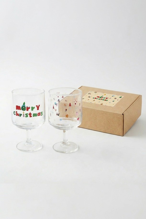 비크릴라(Vikrillla) 크리스마스 고블렛 2P 세트는 홈파티를 위한 250ml 용량의 와인잔/맥주잔 세트입니다. 크리스마스 분위기를 연출하는 특별한 패턴과 디자인이 돋보이며, 유리 소재로 제작되었습니다. 고블렛 형태로 제작되어 음료를 더욱 우아하게 즐길 수 있으며, 선물 패키지와 슬리브, 박스 포장으로 제공되어 선물용으로도 좋습니다. 제조 과정에서 림 부분의 줄무늬 또는 돌출, 기포, 주름/스크래치, 내부 바닥 기울기, 인쇄 부분 미세 스크래치 등이 발생할 수 있습니다. 공장 소독 과정으로 인한 뿌연 현상, 용량 편차가 있을 수 있습니다.
