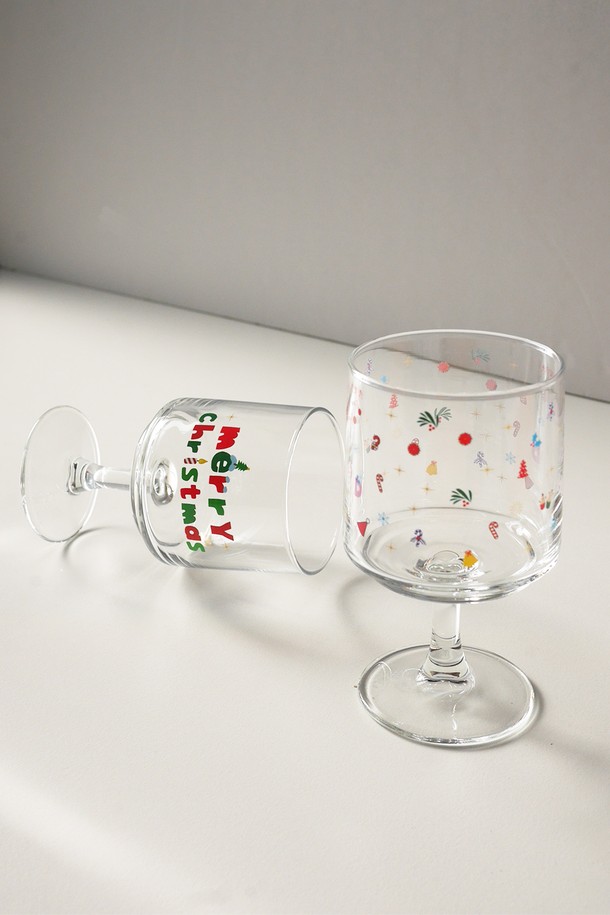 비크릴라(Bikrella) 크리스마스 고블렛 2P 세트는 홈파티나 음료를 즐기기에 적합한 200ml 용량의 와인잔/고블렛입니다. 크리스마스 캐릭터 패턴 무늬가 돋보이며, 유리 소재로 제작되었습니다. 림 부분의 줄곡이나 돌출, 기포 현상, 내부 바닥 기울기가 있을 수 있으며, 국제 표준 용량 및 규격 인증을 받았습니다. 와인, 맥주, 음료 등 다양한 음료를 담아 사용할 수 있으며, 본박스와 에어캡으로 포장되어 있습니다. 공장 소독 과정으로 인한 뿌연 현상이나 용량 편차가 있을 수 있습니다.
