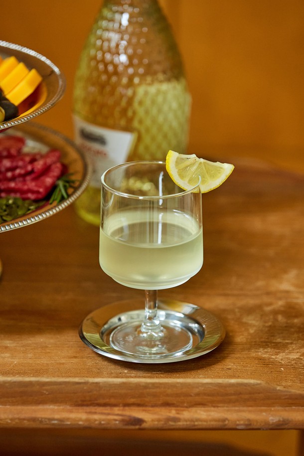 [모타] 모던 원형 코스터11은 심플하고 모던한 디자인의 스테인리스 스틸 코스터입니다. 실버 컬러의 무지 패턴으로, 어떤 컵이나 소품에도 잘 어울립니다. 컵받침, 와인병받침, 앞접시, 소품받침 등 다목적으로 활용 가능하며, 컵 흔적 방지 기능으로 실용성을 더했습니다. 위생적이고 내구성이 뛰어나 오랫동안 사용할 수 있으며, 테이블웨어 액세서리로 고급스러운 분위기를 연출합니다.
