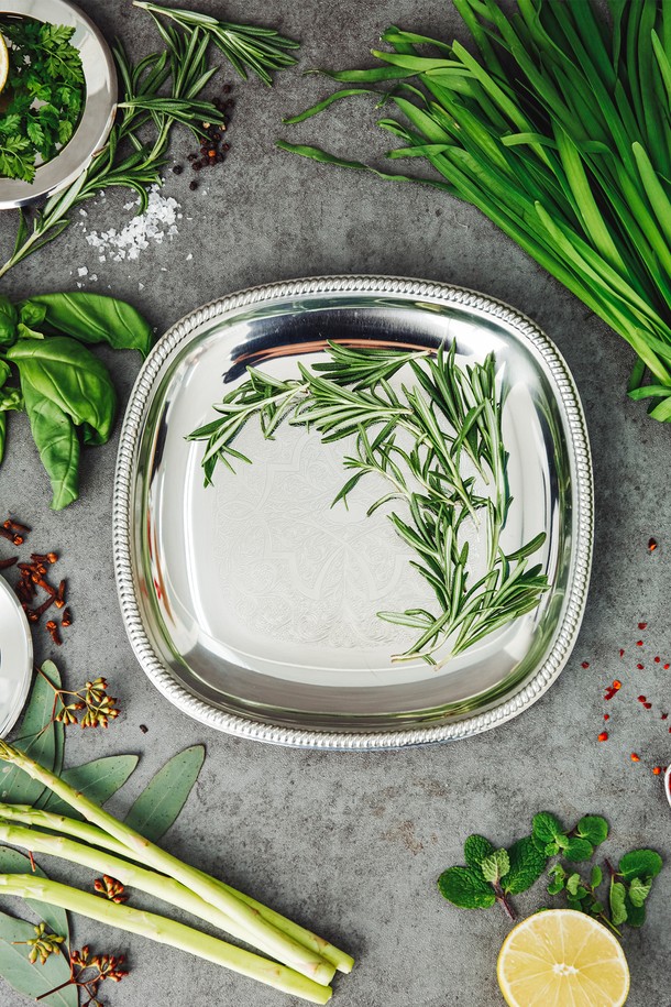 [모타] 산마르코 클래식 사각 접시 21은 에폭시 소재에 실버 색상으로 마감된 식기입니다. 클래식한 디자인과 테두리 장식이 특징이며, 무지 패턴으로 깔끔함을 더했습니다. 21cm 크기의 사각 형태는 다양한 음식을 담기에 적합합니다. 식기세척기 사용이 가능하여 편리하게 관리할 수 있습니다. 주방에 고급스러움을 더하는 산마르코 클래식 사각 접시 21을 만나보세요.
