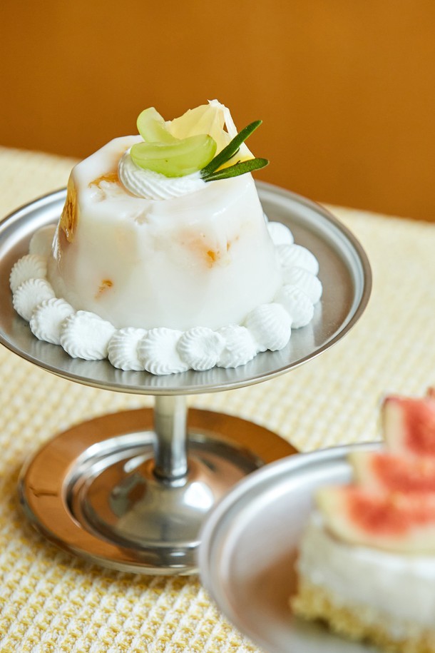 [모타] 디저트 스탠드 15는 심플하고 모던한 디자인의 미디엄 사이즈 디저트 스탠드입니다. 스테인리스스틸 소재로 제작되어 내구성이 뛰어나며, 실버 컬러로 세련된 외관을 자랑합니다. 디저트 서빙, 파티, 카페 등 다양한 용도로 활용 가능하며, 컴팩트한 사이즈로 테이블 세팅을 더욱 돋보이게 합니다. 식기류와 호환성이 좋아 실용적이며, 미니멀한 스타일을 선호하는 분들께 적합합니다.
