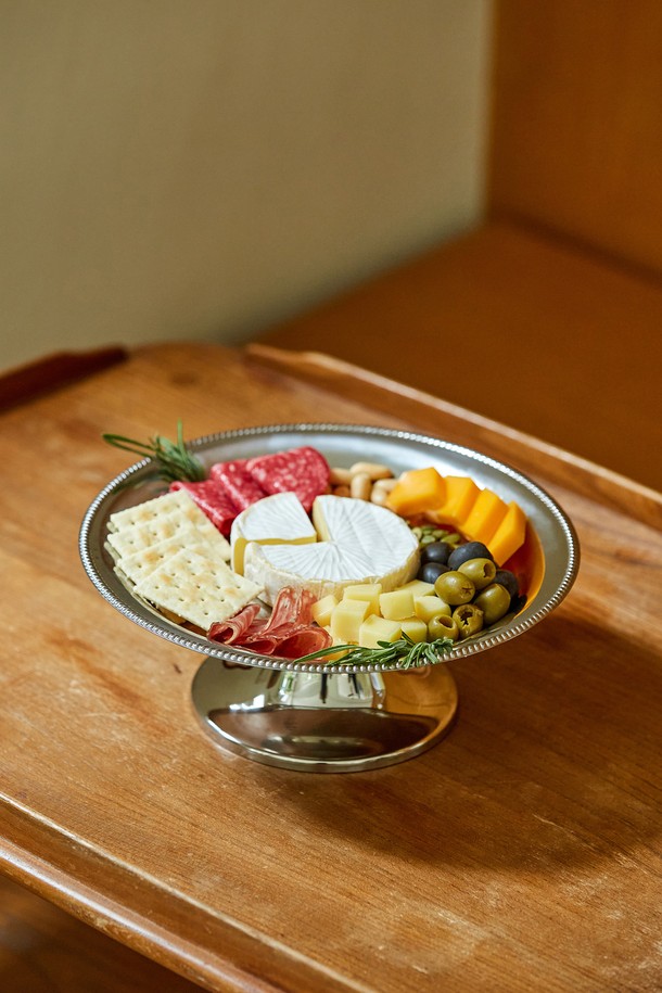 [모타] 케이크 스탠드 24는 고급스러운 외관과 엣지 디테일이 돋보이는 케이크 스탠드입니다. 스테인리스스틸 소재로 제작되어 내구성이 뛰어나며, 디저트 테이블이나 케이크 디스플레이 용도로 활용할 수 있습니다. 다용도로 활용 가능하여 테이블웨어와 함께 세련된 연출을 돕습니다. 다양한 디저트를 돋보이게 해주는 실용적인 아이템입니다.
