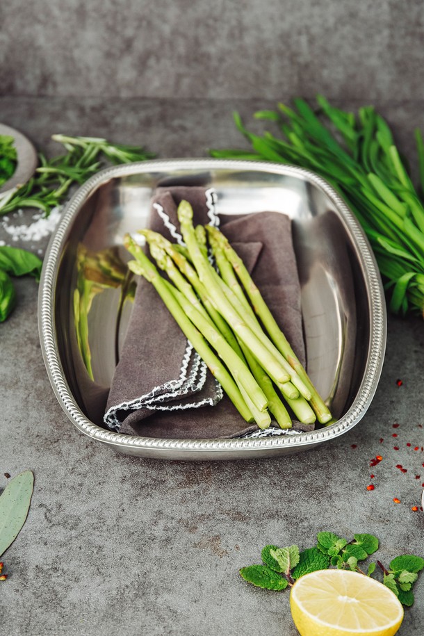 [모타] 산마르코 사각 바스켓 27은 스테인리스 스틸 (INOX 18/10) 소재로 제작되어 내구성과 위생성을 갖춘 제품입니다. 270mm 크기의 사각형 디자인은 광택 마감과 세련된 스타일을 더해 우아한 분위기를 연출합니다. 과일, 빵, 샐러드 등을 담거나, 일상용품 보관 및 테이블 데코레이션 용도로 활용 가능합니다. 18% 크롬과 10% 니켈을 함유했으며, 유리 또는 도자기와의 매칭이 용이합니다. 제조 과정상 미세한 스크래치가 있을 수 있습니다.
