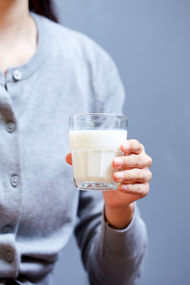 [비크릴라] 스태커블 강화유리컵 NERVION 200ml는 일상에서 음료를 즐기기 좋은 유리컵입니다. 강화유리 소재로 제작되어 일반 유리보다 5배 강하며, 135도의 온도차를 견딜 수 있어 전자레인지와 식기세척기 사용이 가능합니다. 세련된 바디라인과 컴팩트한 사이즈, 스태커블 디자인으로 공간 활용도를 높였으며, 200ml 용량으로 물컵 등 다양한 용도로 활용할 수 있습니다.
