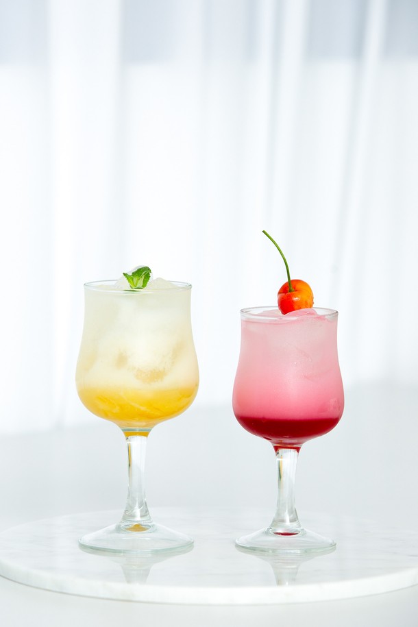 [비크릴라] 강화유리 와인잔 브레발 160ml는 와인, 위스키, 음료 등을 즐기기에 적합한 160ml 용량의 투명 와인잔입니다. 일반 유리보다 5배 강화된 강화유리 소재로 제작되어 내구성이 뛰어나며, 135℃ 온도차를 견디는 내열성을 갖춰 전자레인지와 식기세척기에서도 안심하고 사용할 수 있습니다. 하이볼 디자인과 곡선형 디자인으로 세련된 멋을 더하며, 경량화된 설계로 사용 편의성을 높였습니다.