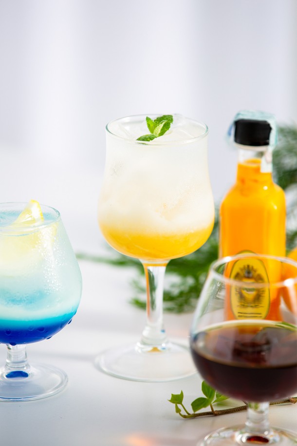 [비크릴라] 강화유리 와인잔 BREVAL 230ml는 일반 유리보다 5배 강화된 강화유리로 제작되어 내구성이 뛰어나며, 135도의 온도차를 견디는 내열성을 갖췄습니다. 곡선형 바디와 하단부 넓은 디자인, 고블렛 스타일로 와인, 위스키, 온음료, 냉음료 등 다양한 음료를 즐기기에 적합합니다. 전자레인지, 식기세척기 사용 및 적층 보관이 가능하며, 파손 시 작은 조각으로 분리되어 안전합니다.
