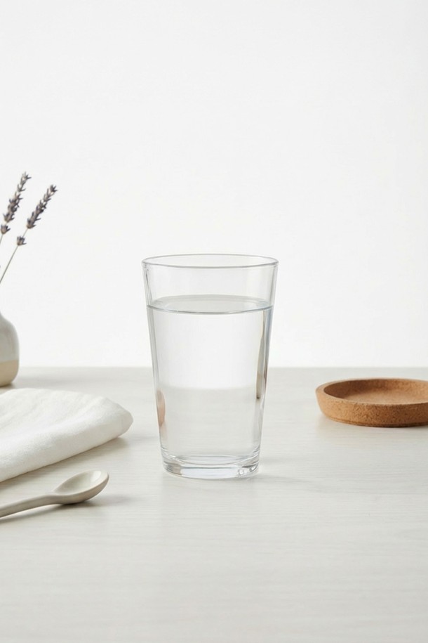 [비크릴라] 강화유리컵 BELAGUA(벨라구아) 420ml는 세련된 디자인으로 맥주나 음료를 더욱 돋보이게 해줍니다. 강화유리로 제작되어 일반 유리 대비 5배 강하며, 135°C의 내열성을 갖춰 전자레인지와 식기세척기 사용이 가능합니다. 420ml 용량으로 적층 보관이 용이하며, 파손 시 작은 조각으로 분리되어 안전합니다. 높이 124mm, 지름 86mm이며, 동급 대비 15% 가벼워 편리하게 사용할 수 있습니다.
