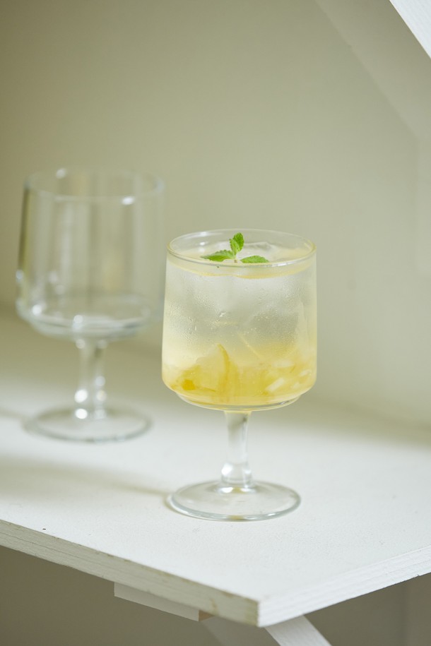 [비크릴라] 강화유리 고블렛잔 ROCA 200ml는 음료, 주류, 카페, 일상에서 다용도로 사용할 수 있는 심플한 디자인의 투명 고블렛잔입니다. 강화유리 소재로 제작되어 일반 유리보다 5배 강한 내구성을 자랑하며, 스태킹이 가능하여 공간 활용도가 뛰어납니다. 림 부분의 줄곡, 기포 및 주름 현상, 내부 바닥의 기울기 등, 제품 특이사항이 있을 수 있습니다. 200ml 용량으로, 심플한 스타일을 선호하는 분들께 적합한 제품입니다.
