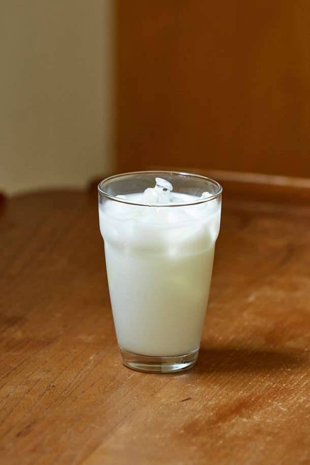 [비크릴라] 스태커블 강화유리컵 EVORA (에보라) 270ml는 270ml 용량의 강화유리컵입니다. 스태커블 디자인으로 겹쳐 쌓아 보관이 용이하며, 국제표준 용량으로 실용성을 더했습니다. 전문 소독 처리를 거쳤으며, 급격한 온도 변화에 주의하여 사용해야 합니다. 제품 생산 과정에서 림 부분의 줄곡/돌출, 내/외부 기포 및 주름, 스크래치, 내부 바닥 기울기 등과 같은 현상이 발생할 수 있습니다. 새 제품의 뿌연 현상은 소독 과정에서 발생하는 정상적인 현상입니다.
