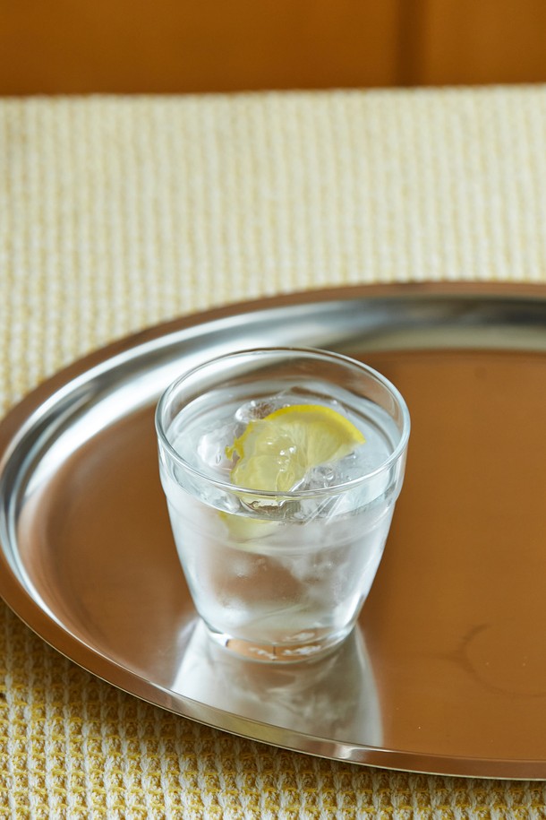 [비크릴라] EVORA (에보라) 230ml 스태커블 강화유리컵은 심플하고 베이직한 디자인으로 제작되어 일상생활에서 음료를 즐기기에 적합합니다. 튼튼한 강화유리 소재로 제작되어 내구성이 뛰어나며, 깨끗하고 투명한 외관을 자랑합니다. 230ml 용량으로 사용하기 편리하며, 적층 가능하여 공간 효율성을 높였습니다. 비크릴라 EVORA (에보라) 유리컵은 실용적이면서도 미니멀한 스타일을 추구하는 분들께 좋은 선택입니다.
