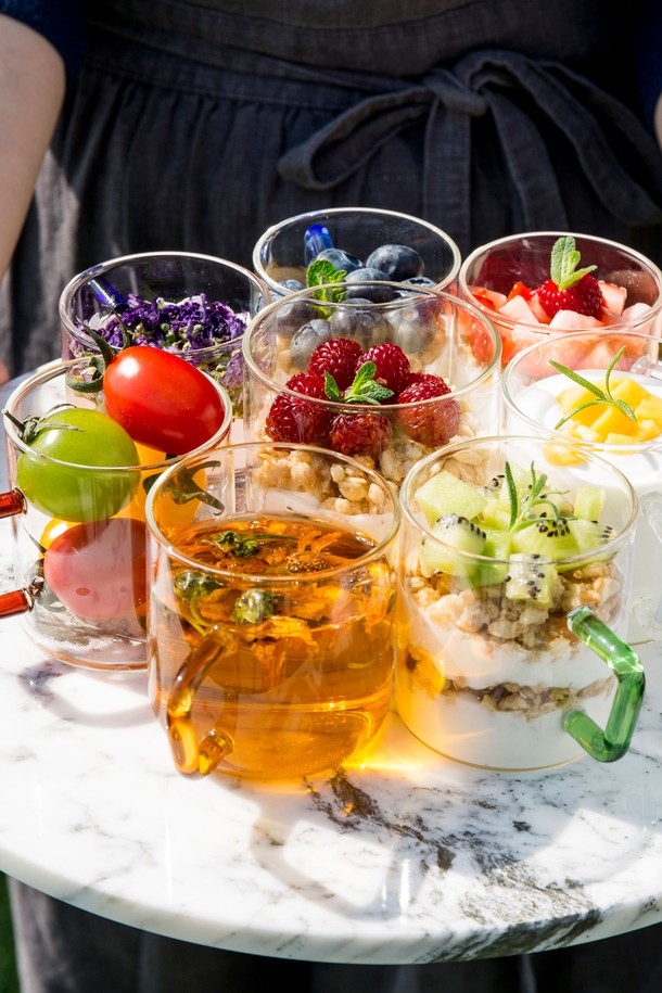 비젼글래스 크리스마스 에디션 컬러 머그컵 S 190ml 선물세트(2P)는 투명한 유리 소재로 제작되어 내용물을 시각적으로 확인할 수 있는 머그컵 세트입니다. 전자레인지, 식기세척기, 냉동고 사용이 가능하여 실용적이며, 350도의 높은 내열 온도와 -40도의 내냉 온도를 견딜 수 있습니다. 가볍고 투명도가 높은 내열 유리로 제작되어 음료용으로 적합하며, 190ml 용량의 머그컵 2개가 한 세트로 구성되어 있습니다. 제조 과정상 기포, 스크래치, 검은 점이 있을 수 있으며, 급격한 온도 변화에는 주의해야 합니다. 가스레인지에서는 직접 가열할 수 없습니다.
