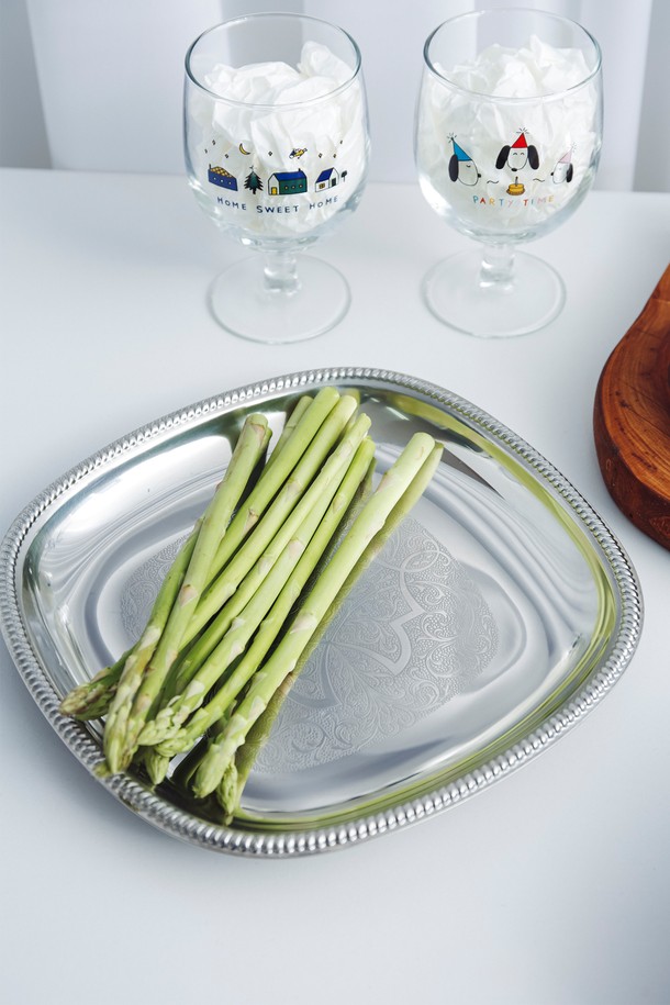 [모타] 산마르코 클래식 사각 접시 21은 에폭시 소재에 실버 색상으로 마감된 식기입니다. 클래식한 디자인과 테두리 장식이 특징이며, 무지 패턴으로 깔끔함을 더했습니다. 21cm 크기의 사각 형태는 다양한 음식을 담기에 적합합니다. 식기세척기 사용이 가능하여 편리하게 관리할 수 있습니다. 주방에 고급스러움을 더하는 산마르코 클래식 사각 접시 21을 만나보세요.
