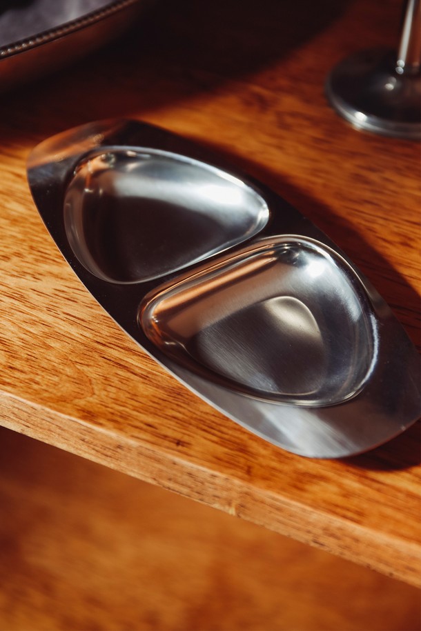 **[모타] 더블 스몰 디쉬**는 위생적이고 내구성이 뛰어난 스테인리스스틸 소재의 실버 색상 디쉬입니다. 2단 분할, 광택 마감, 심플한 디자인의 직사각형 형태로, 올리브, 견과류, 버터, 잼, 스낵 등을 고급스럽게 서빙할 수 있습니다. 분리 수납 및 코스터 활용이 가능하여 실용성을 더한 스몰 사이즈 디쉬입니다.
