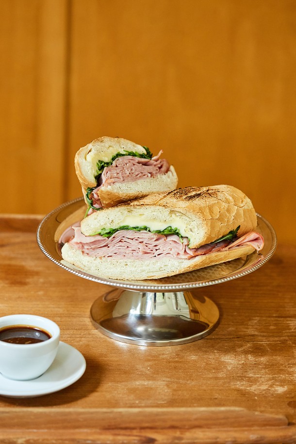 [모타] 케이크 스탠드 24는 고급스러운 외관과 엣지 디테일이 돋보이는 케이크 스탠드입니다. 스테인리스스틸 소재로 제작되어 내구성이 뛰어나며, 디저트 테이블이나 케이크 디스플레이 용도로 활용할 수 있습니다. 다용도로 활용 가능하여 테이블웨어와 함께 세련된 연출을 돕습니다. 다양한 디저트를 돋보이게 해주는 실용적인 아이템입니다.
