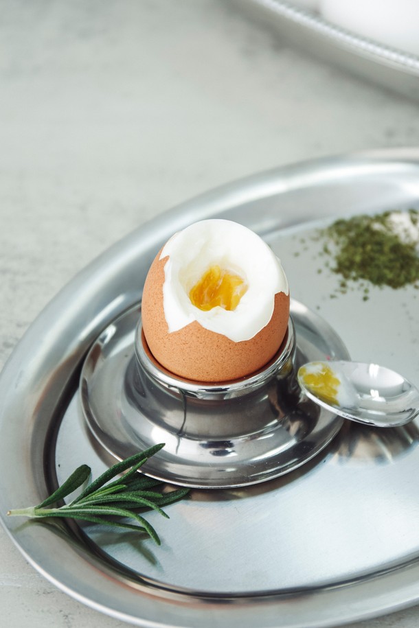 [모타] 모던 에그컵 / 에그스탠드는 고급 스테인리스 스틸 소재로 제작되어 내구성이 뛰어나고 관리가 용이합니다. 미니멀하고 모던한 디자인으로 어떤 식기에도 잘 어울리며, 식사용 또는 장식용으로 활용 가능합니다. 계란 받침뿐만 아니라 소스 홀더, 코스터 등으로 다용도로 사용할 수 있어 실용적입니다. 매끄러운 스테인리스 스틸 마감과 45mm의 아담한 사이즈로 세련된 식탁 연출을 돕습니다. 일상에서의 사용은 물론, 특별한 날의 식사에도 잘 어울리는 [모타] 모던 에그컵 / 에그스탠드입니다.
