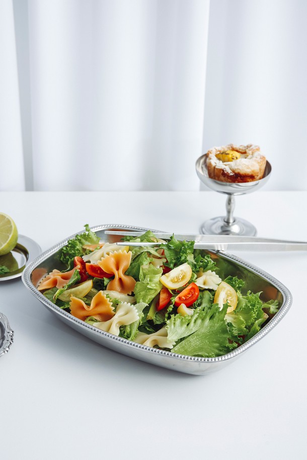 [모타] 산마르코 사각 바스켓 27은 스테인리스 스틸 (INOX 18/10) 소재로 제작되어 내구성과 위생성을 갖춘 제품입니다. 270mm 크기의 사각형 디자인은 광택 마감과 세련된 스타일을 더해 우아한 분위기를 연출합니다. 과일, 빵, 샐러드 등을 담거나, 일상용품 보관 및 테이블 데코레이션 용도로 활용 가능합니다. 18% 크롬과 10% 니켈을 함유했으며, 유리 또는 도자기와의 매칭이 용이합니다. 제조 과정상 미세한 스크래치가 있을 수 있습니다.
