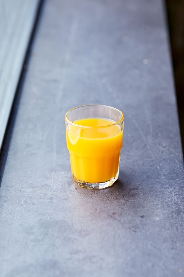 [비크릴라] 스태커블 강화유리컵 NERVION 200ml는 일상에서 음료를 즐기기 좋은 유리컵입니다. 강화유리 소재로 제작되어 일반 유리보다 5배 강하며, 135도의 온도차를 견딜 수 있어 전자레인지와 식기세척기 사용이 가능합니다. 세련된 바디라인과 컴팩트한 사이즈, 스태커블 디자인으로 공간 활용도를 높였으며, 200ml 용량으로 물컵 등 다양한 용도로 활용할 수 있습니다.
