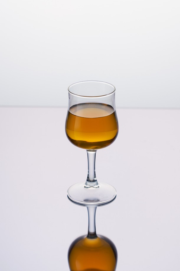 [비크릴라] 강화유리 와인잔 브레발 160ml는 와인, 위스키, 음료 등을 즐기기에 적합한 160ml 용량의 투명 와인잔입니다. 일반 유리보다 5배 강화된 강화유리 소재로 제작되어 내구성이 뛰어나며, 135℃ 온도차를 견디는 내열성을 갖춰 전자레인지와 식기세척기에서도 안심하고 사용할 수 있습니다. 하이볼 디자인과 곡선형 디자인으로 세련된 멋을 더하며, 경량화된 설계로 사용 편의성을 높였습니다.