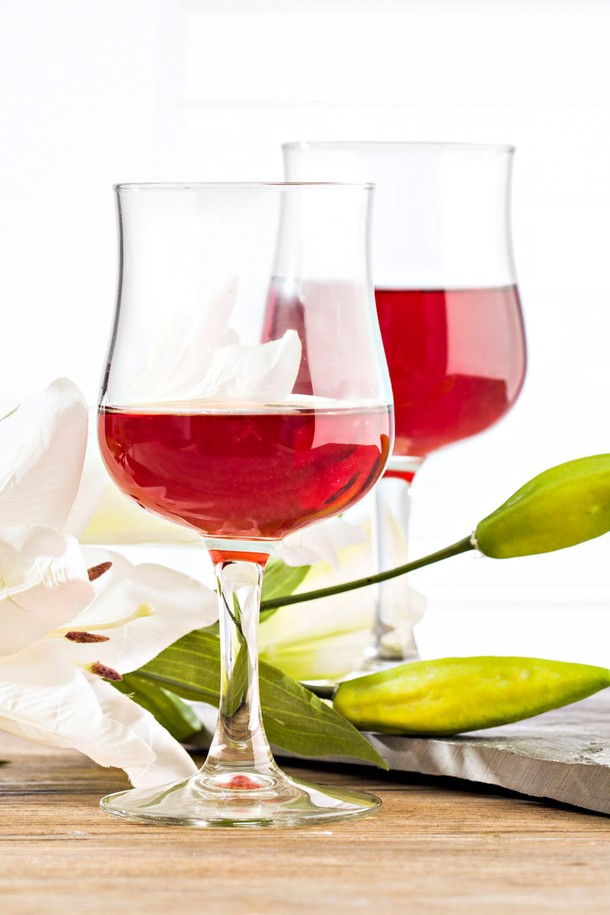 [비크릴라] 강화유리 와인잔 BREVAL 230ml는 일반 유리보다 5배 강화된 강화유리로 제작되어 내구성이 뛰어나며, 135도의 온도차를 견디는 내열성을 갖췄습니다. 곡선형 바디와 하단부 넓은 디자인, 고블렛 스타일로 와인, 위스키, 온음료, 냉음료 등 다양한 음료를 즐기기에 적합합니다. 전자레인지, 식기세척기 사용 및 적층 보관이 가능하며, 파손 시 작은 조각으로 분리되어 안전합니다.
