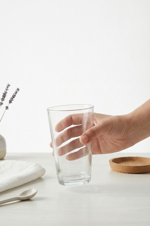 [비크릴라] 강화유리컵 BELAGUA(벨라구아) 420ml는 세련된 디자인으로 맥주나 음료를 더욱 돋보이게 해줍니다. 강화유리로 제작되어 일반 유리 대비 5배 강하며, 135°C의 내열성을 갖춰 전자레인지와 식기세척기 사용이 가능합니다. 420ml 용량으로 적층 보관이 용이하며, 파손 시 작은 조각으로 분리되어 안전합니다. 높이 124mm, 지름 86mm이며, 동급 대비 15% 가벼워 편리하게 사용할 수 있습니다.
