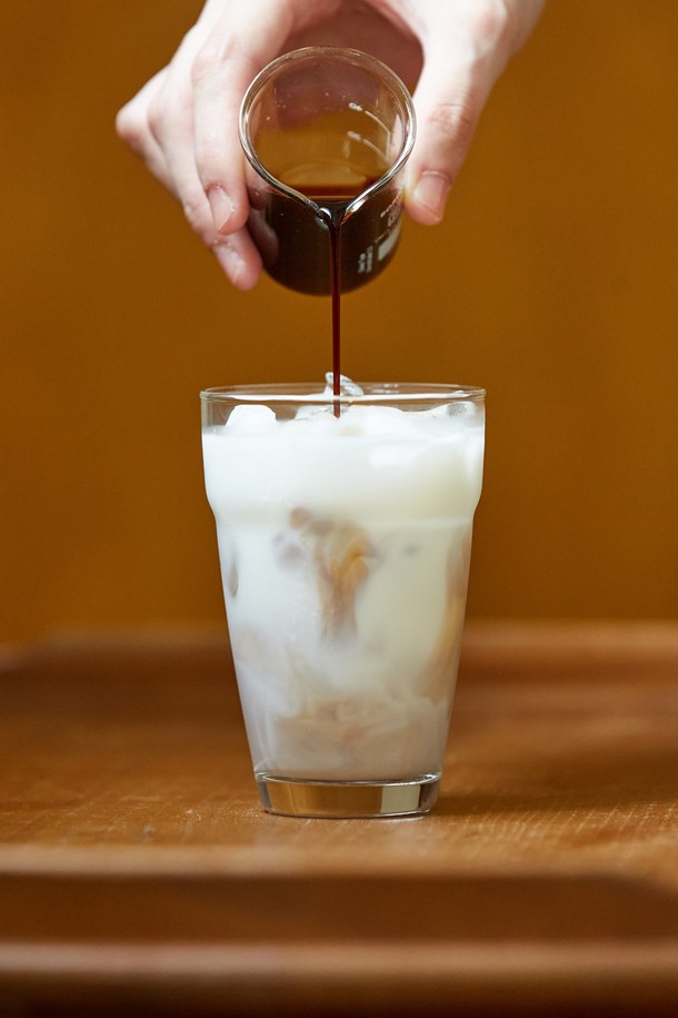 [비크릴라] 스태커블 강화유리컵 EVORA (에보라) 270ml는 270ml 용량의 강화유리컵입니다. 스태커블 디자인으로 겹쳐 쌓아 보관이 용이하며, 국제표준 용량으로 실용성을 더했습니다. 전문 소독 처리를 거쳤으며, 급격한 온도 변화에 주의하여 사용해야 합니다. 제품 생산 과정에서 림 부분의 줄곡/돌출, 내/외부 기포 및 주름, 스크래치, 내부 바닥 기울기 등과 같은 현상이 발생할 수 있습니다. 새 제품의 뿌연 현상은 소독 과정에서 발생하는 정상적인 현상입니다.
