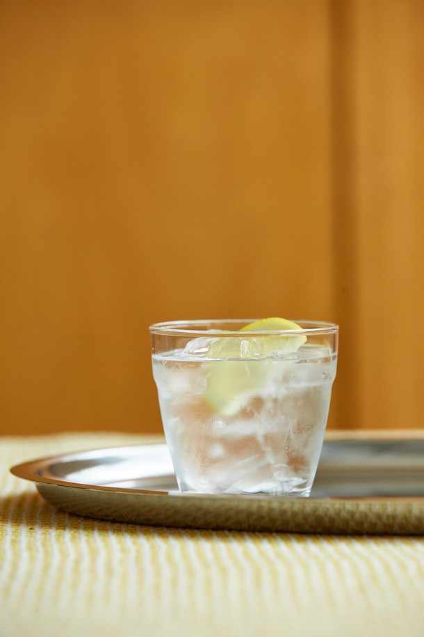 [비크릴라] EVORA (에보라) 230ml 스태커블 강화유리컵은 심플하고 베이직한 디자인으로 제작되어 일상생활에서 음료를 즐기기에 적합합니다. 튼튼한 강화유리 소재로 제작되어 내구성이 뛰어나며, 깨끗하고 투명한 외관을 자랑합니다. 230ml 용량으로 사용하기 편리하며, 적층 가능하여 공간 효율성을 높였습니다. 비크릴라 EVORA (에보라) 유리컵은 실용적이면서도 미니멀한 스타일을 추구하는 분들께 좋은 선택입니다.
