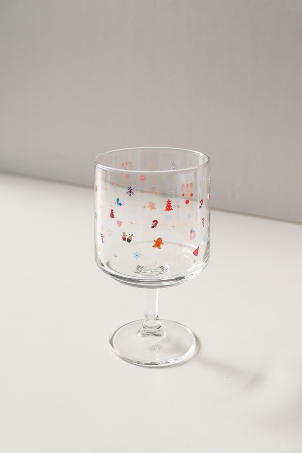 비크릴라(Vikrillla) 크리스마스 고블렛 2P 세트는 홈파티를 위한 250ml 용량의 와인잔/맥주잔 세트입니다. 크리스마스 분위기를 연출하는 특별한 패턴과 디자인이 돋보이며, 유리 소재로 제작되었습니다. 고블렛 형태로 제작되어 음료를 더욱 우아하게 즐길 수 있으며, 선물 패키지와 슬리브, 박스 포장으로 제공되어 선물용으로도 좋습니다. 제조 과정에서 림 부분의 줄무늬 또는 돌출, 기포, 주름/스크래치, 내부 바닥 기울기, 인쇄 부분 미세 스크래치 등이 발생할 수 있습니다. 공장 소독 과정으로 인한 뿌연 현상, 용량 편차가 있을 수 있습니다.
